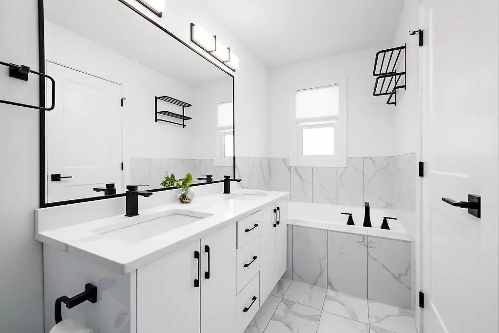 The Happy Place - Luxurious, Cozy And Modern Home With Air-Condition, Netflix, Free Parking Close To Airport And West Edmonton Mall 0*,  Canada