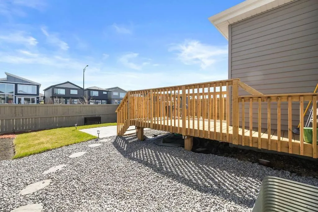 Vakantiehuis The Happy Place - Luxurious, Cozy And Modern Home With Air-Condition, Netflix, Free Parking Close To Airport And West Edmonton Mall