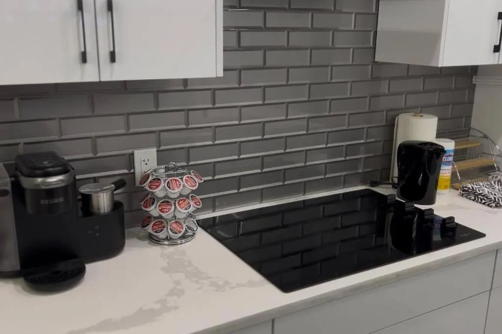 Vakantiehuis The Happy Place - Luxurious, Cozy And Modern Home With Air-Condition, Netflix, Free Parking Close To Airport And West Edmonton Mall