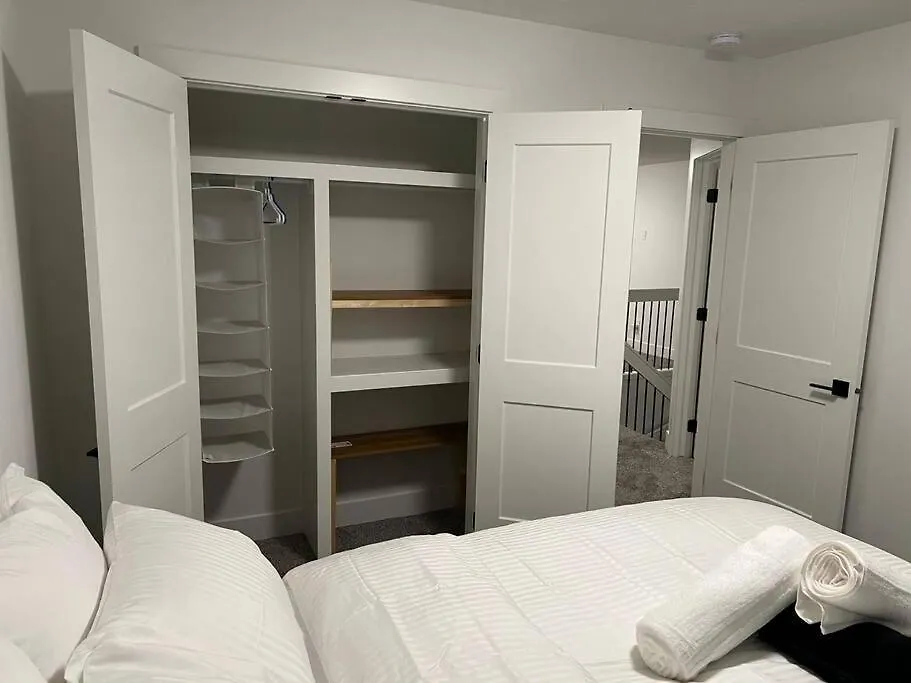 Vakantiehuis The Happy Place - Luxurious, Cozy And Modern Home With Air-Condition, Netflix, Free Parking Close To Airport And West Edmonton Mall