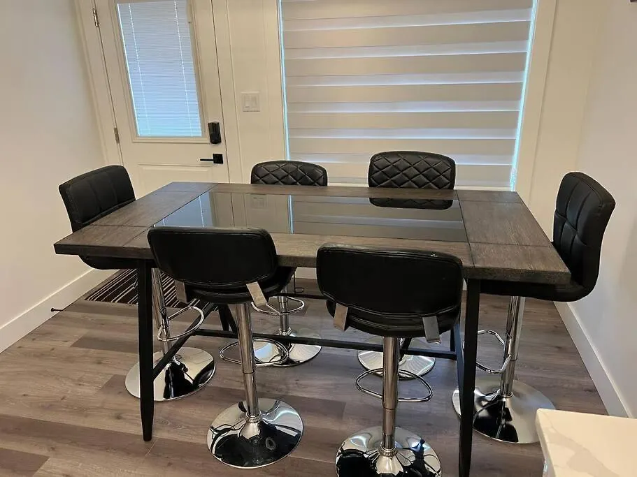The Happy Place - Luxurious, Cozy And Modern Home With Air-Condition, Netflix, Free Parking Close To Airport And West Edmonton Mall