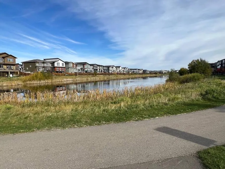 The Happy Place - Luxurious, Cozy And Modern Home With Air-Condition, Netflix, Free Parking Close To Airport And West Edmonton Mall Canada