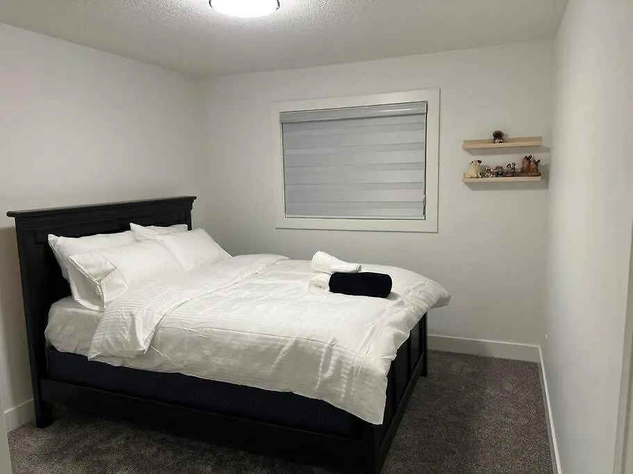 The Happy Place - Luxurious, Cozy And Modern Home With Air-Condition, Netflix, Free Parking Close To Airport And West Edmonton Mall 0*,  Canada