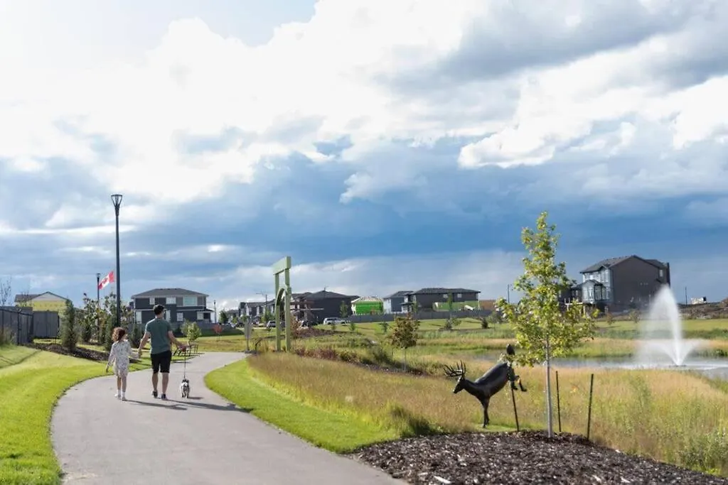 The Happy Place - Luxurious, Cozy And Modern Home With Air-Condition, Netflix, Free Parking Close To Airport And West Edmonton Mall