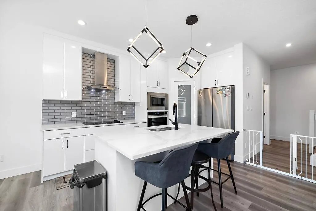 Vakantiehuis The Happy Place - Luxurious, Cozy And Modern Home With Air-Condition, Netflix, Free Parking Close To Airport And West Edmonton Mall