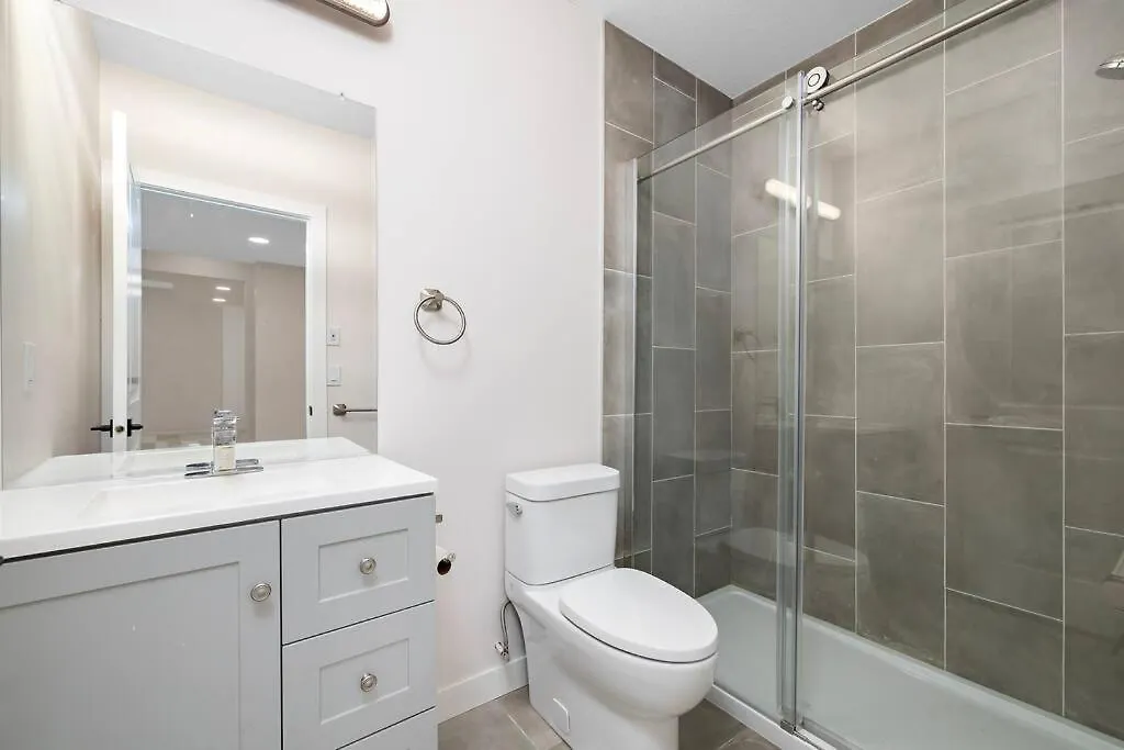 The Happy Place - Luxurious, Cozy And Modern Home With Air-Condition, Netflix, Free Parking Close To Airport And West Edmonton Mall 0*,