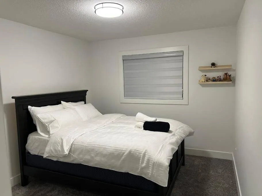 The Happy Place - Luxurious, Cozy And Modern Home With Air-Condition, Netflix, Free Parking Close To Airport And West Edmonton Mall