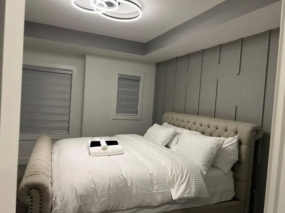 Vakantiehuis The Happy Place - Luxurious, Cozy And Modern Home With Air-Condition, Netflix, Free Parking Close To Airport And West Edmonton Mall Canada