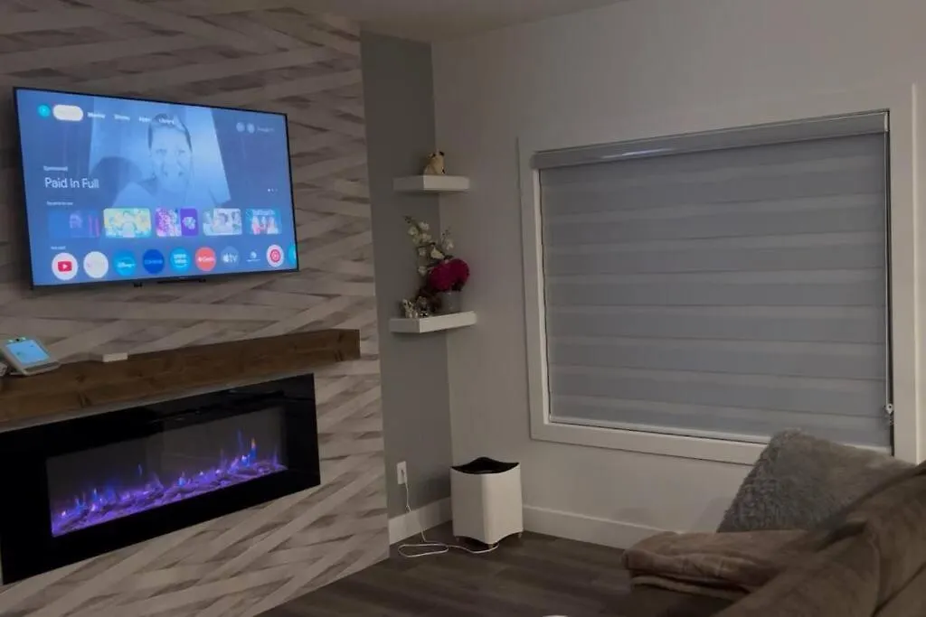 The Happy Place - Luxurious, Cozy And Modern Home With Air-Condition, Netflix, Free Parking Close To Airport And West Edmonton Mall