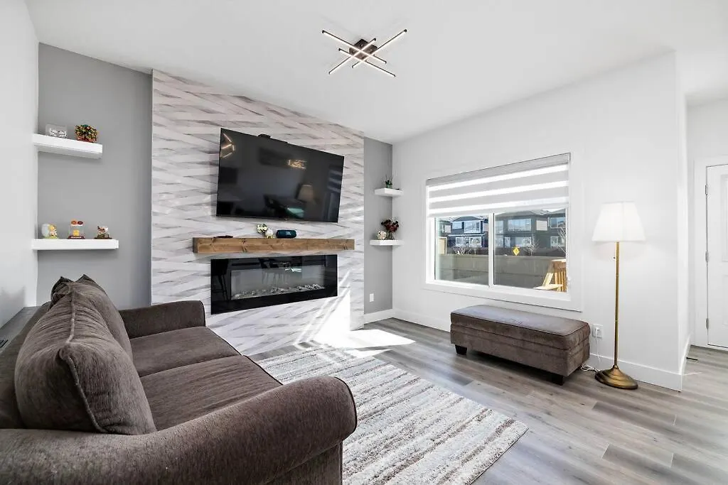 Vakantiehuis The Happy Place - Luxurious, Cozy And Modern Home With Air-Condition, Netflix, Free Parking Close To Airport And West Edmonton Mall
