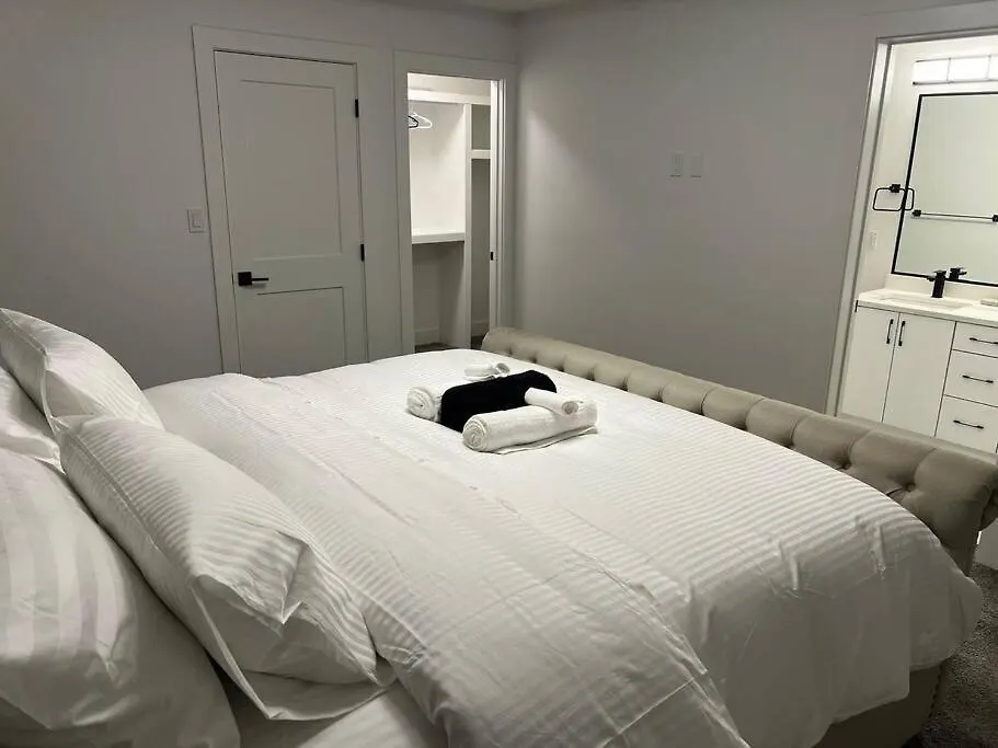 Vakantiehuis The Happy Place - Luxurious, Cozy And Modern Home With Air-Condition, Netflix, Free Parking Close To Airport And West Edmonton Mall