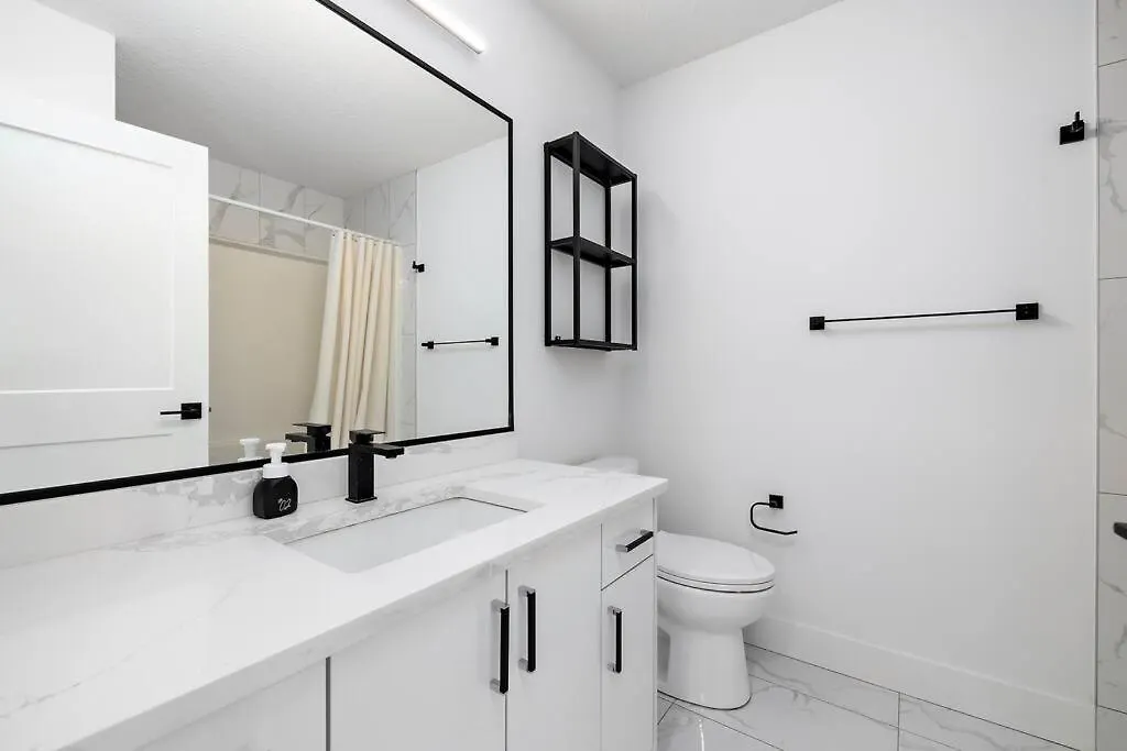 The Happy Place - Luxurious, Cozy And Modern Home With Air-Condition, Netflix, Free Parking Close To Airport And West Edmonton Mall Vakantiehuis