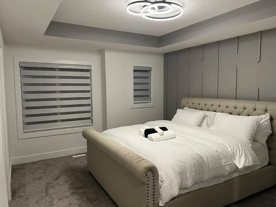 Vakantiehuis The Happy Place - Luxurious, Cozy And Modern Home With Air-Condition, Netflix, Free Parking Close To Airport And West Edmonton Mall Canada