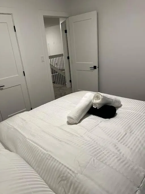 The Happy Place - Luxurious, Cozy And Modern Home With Air-Condition, Netflix, Free Parking Close To Airport And West Edmonton Mall Vakantiehuis