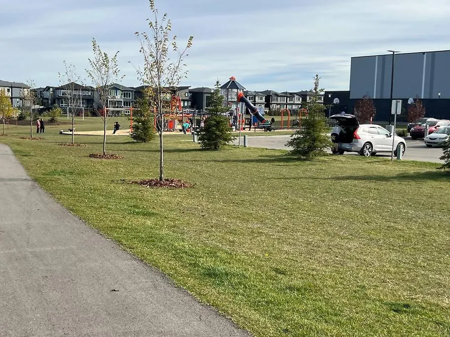 The Happy Place - Luxurious, Cozy And Modern Home With Air-Condition, Netflix, Free Parking Close To Airport And West Edmonton Mall