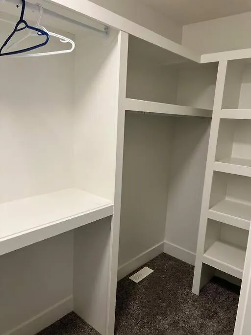 The Happy Place - Luxurious, Cozy And Modern Home With Air-Condition, Netflix, Free Parking Close To Airport And West Edmonton Mall