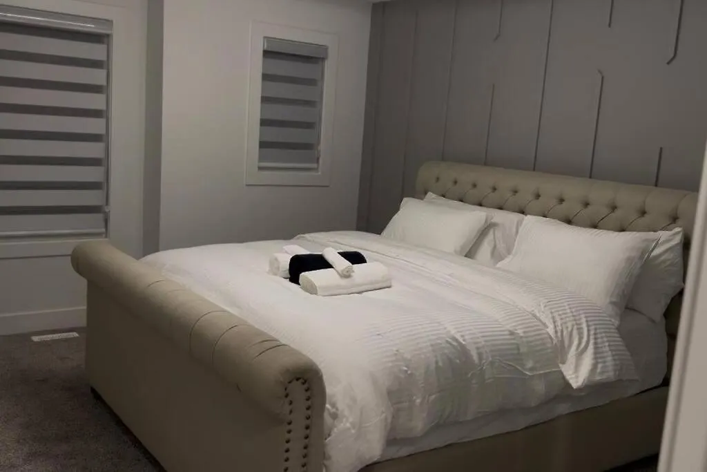 The Happy Place - Luxurious, Cozy And Modern Home With Air-Condition, Netflix, Free Parking Close To Airport And West Edmonton Mall Canada