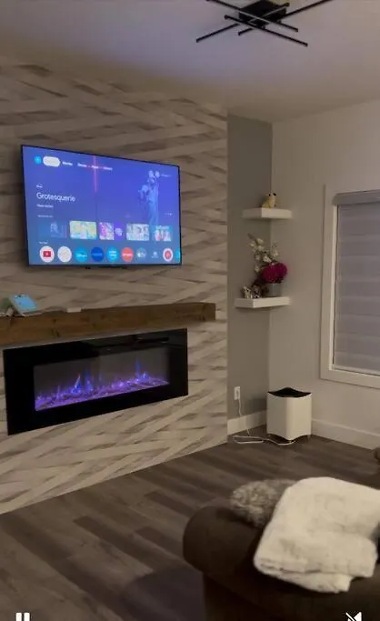 Vakantiehuis The Happy Place - Luxurious, Cozy And Modern Home With Air-Condition, Netflix, Free Parking Close To Airport And West Edmonton Mall Canada