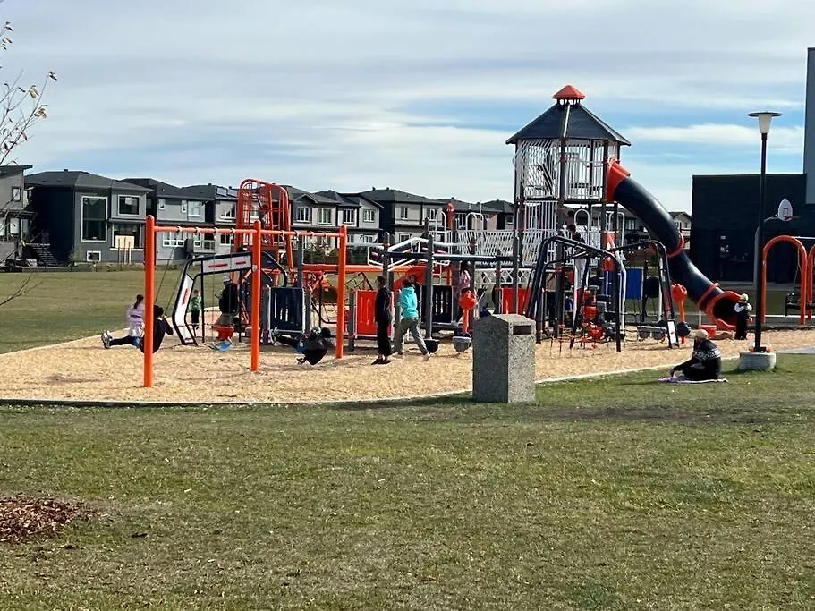Vakantiehuis The Happy Place - Luxurious, Cozy And Modern Home With Air-Condition, Netflix, Free Parking Close To Airport And West Edmonton Mall