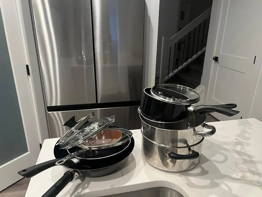 The Happy Place - Luxurious, Cozy And Modern Home With Air-Condition, Netflix, Free Parking Close To Airport And West Edmonton Mall Vakantiehuis