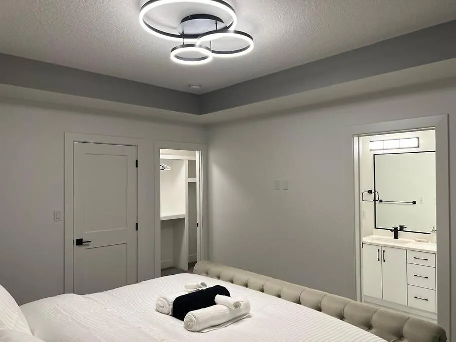 The Happy Place - Luxurious, Cozy And Modern Home With Air-Condition, Netflix, Free Parking Close To Airport And West Edmonton Mall 0*,