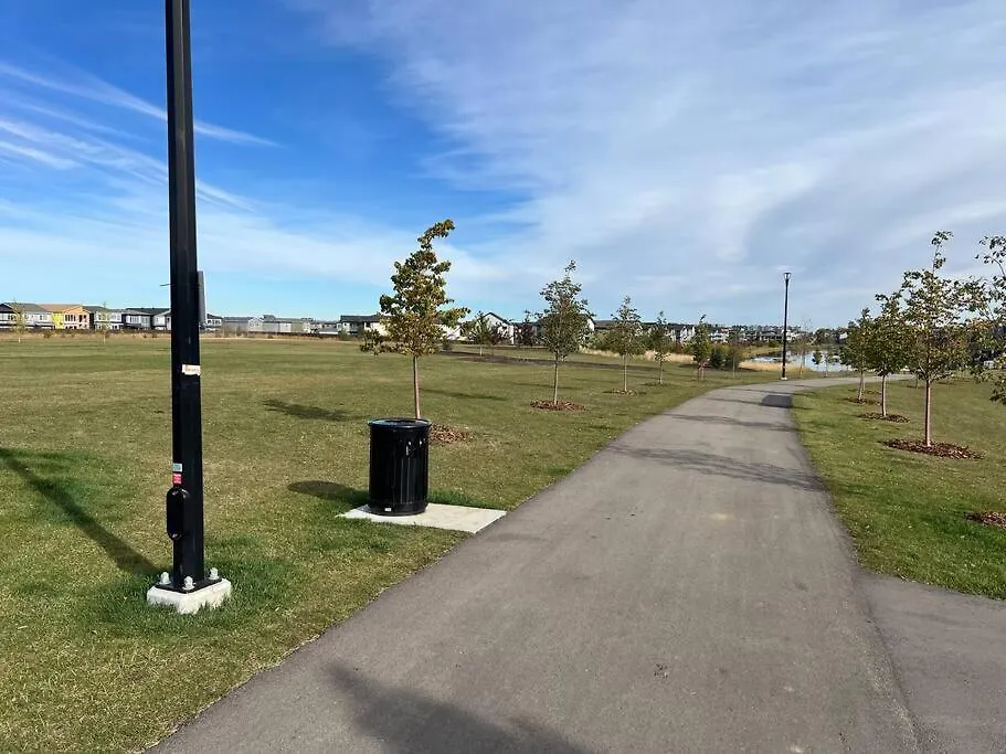 The Happy Place - Luxurious, Cozy And Modern Home With Air-Condition, Netflix, Free Parking Close To Airport And West Edmonton Mall