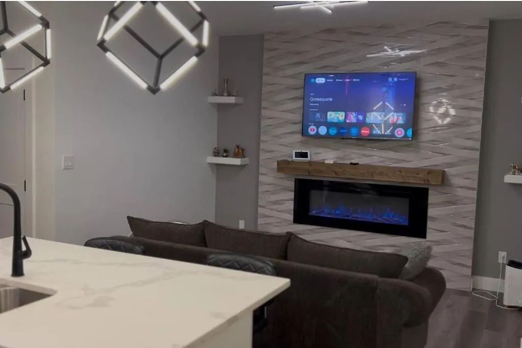 Vakantiehuis The Happy Place - Luxurious, Cozy And Modern Home With Air-Condition, Netflix, Free Parking Close To Airport And West Edmonton Mall Canada