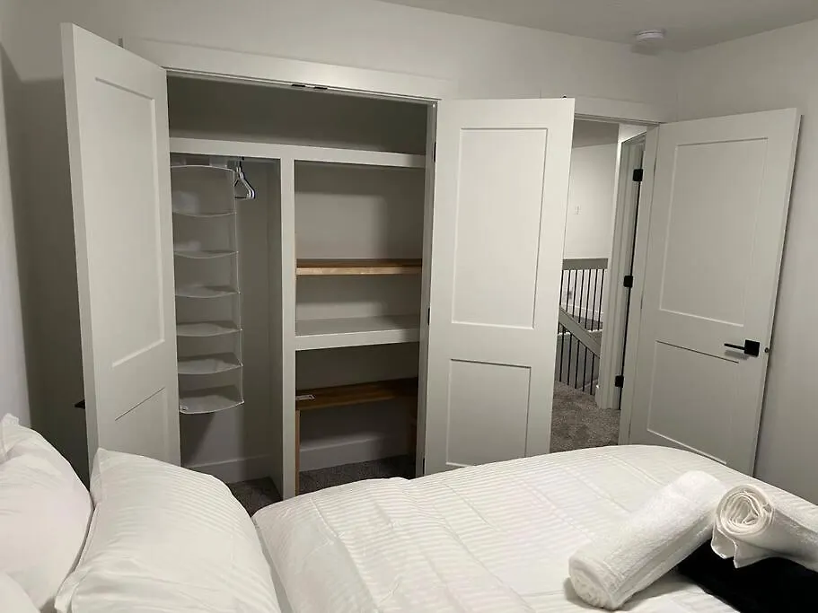 The Happy Place - Luxurious, Cozy And Modern Home With Air-Condition, Netflix, Free Parking Close To Airport And West Edmonton Mall Canada