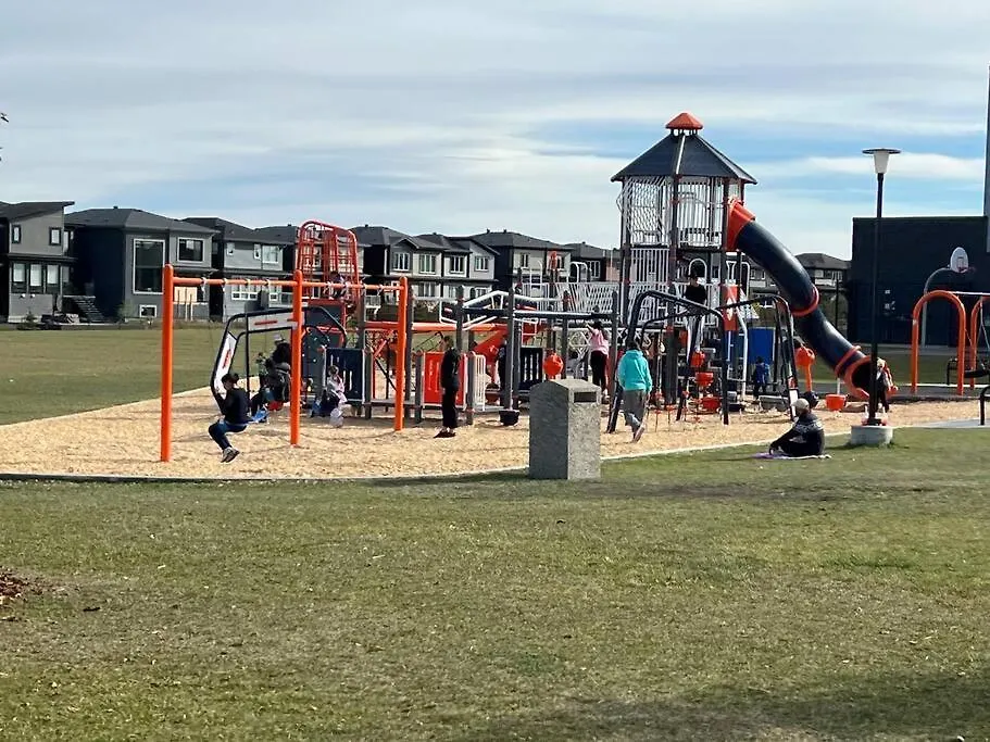 Vakantiehuis The Happy Place - Luxurious, Cozy And Modern Home With Air-Condition, Netflix, Free Parking Close To Airport And West Edmonton Mall