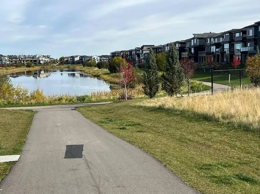 The Happy Place - Luxurious, Cozy And Modern Home With Air-Condition, Netflix, Free Parking Close To Airport And West Edmonton Mall 0*,  Canada