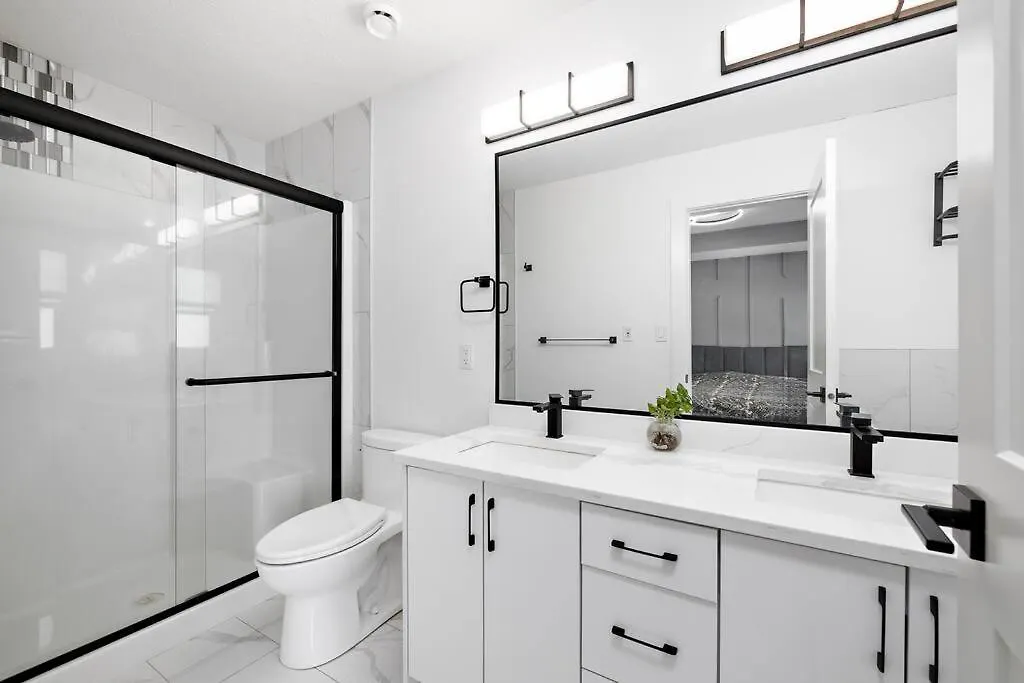 Vakantiehuis The Happy Place - Luxurious, Cozy And Modern Home With Air-Condition, Netflix, Free Parking Close To Airport And West Edmonton Mall