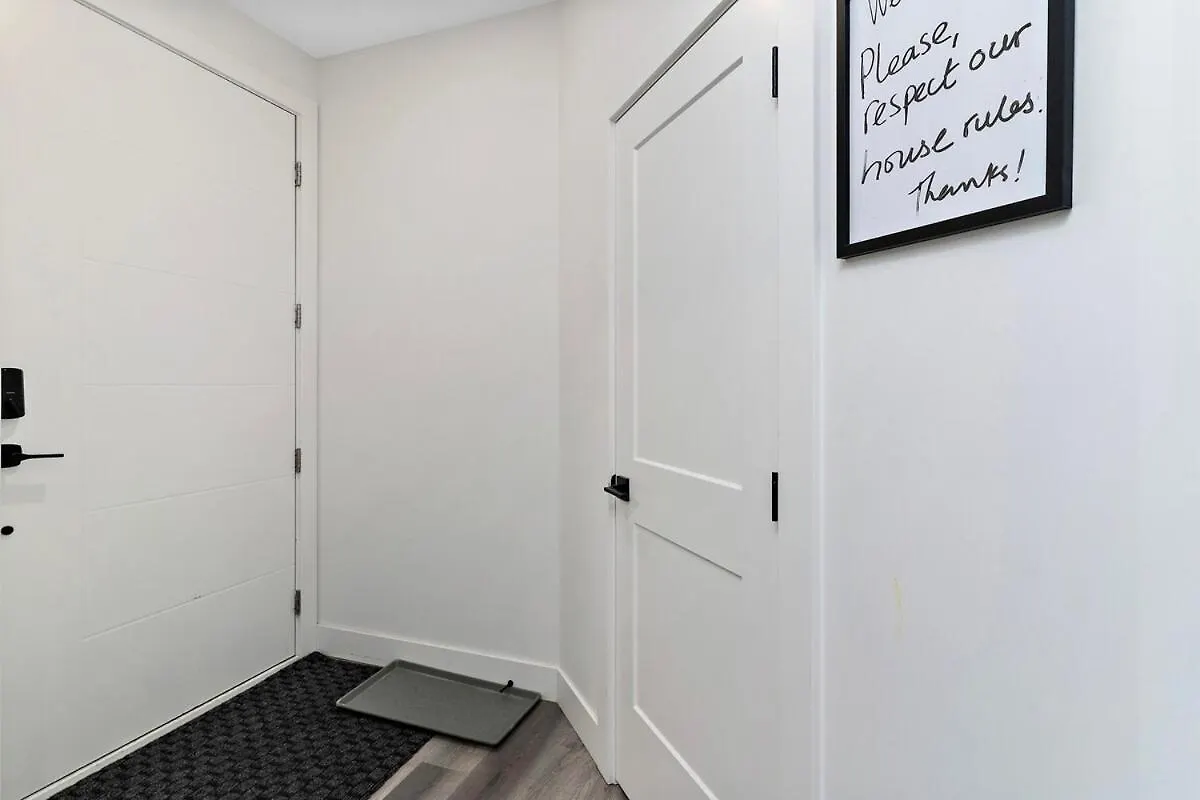 Vakantiehuis The Happy Place - Luxurious, Cozy And Modern Home With Air-Condition, Netflix, Free Parking Close To Airport And West Edmonton Mall