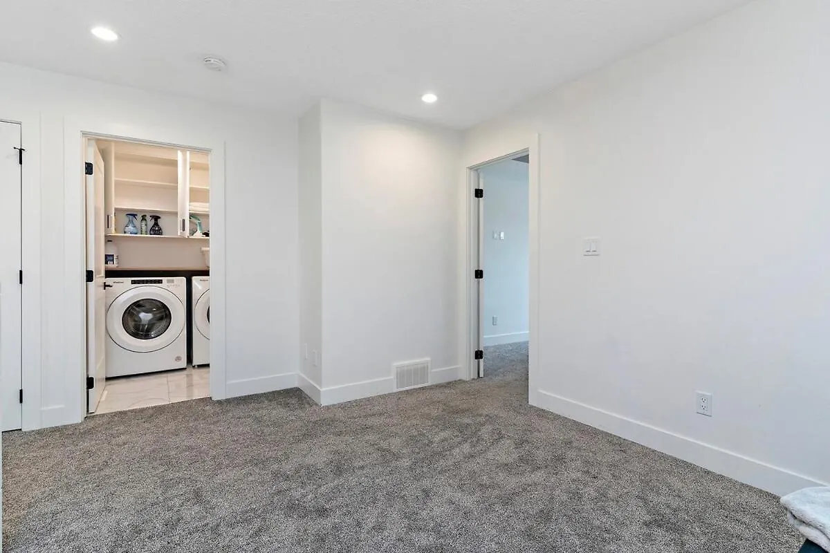 The Happy Place - Luxurious, Cozy And Modern Home With Air-Condition, Netflix, Free Parking Close To Airport And West Edmonton Mall Vakantiehuis