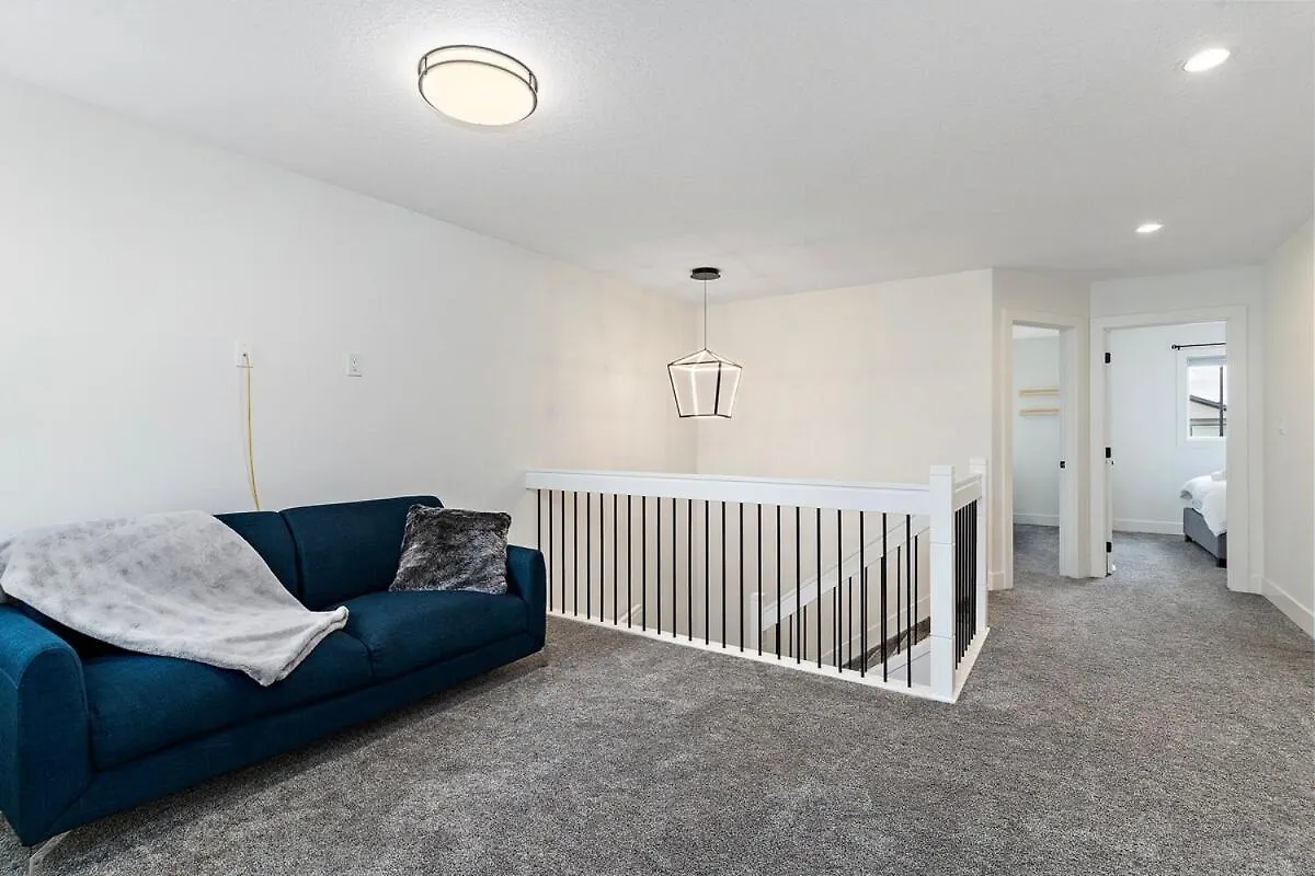 Vakantiehuis The Happy Place - Luxurious, Cozy And Modern Home With Air-Condition, Netflix, Free Parking Close To Airport And West Edmonton Mall Canada