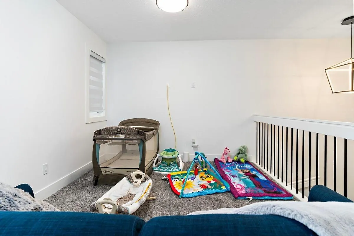 The Happy Place - Luxurious, Cozy And Modern Home With Air-Condition, Netflix, Free Parking Close To Airport And West Edmonton Mall