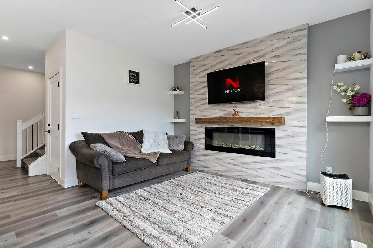 The Happy Place - Luxurious, Cozy And Modern Home With Air-Condition, Netflix, Free Parking Close To Airport And West Edmonton Mall Canada