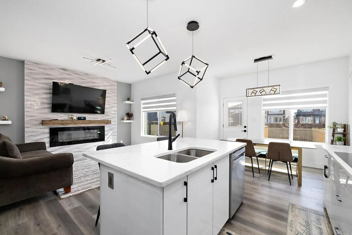 The Happy Place - Luxurious, Cozy And Modern Home With Air-Condition, Netflix, Free Parking Close To Airport And West Edmonton Mall 0*,  Canada